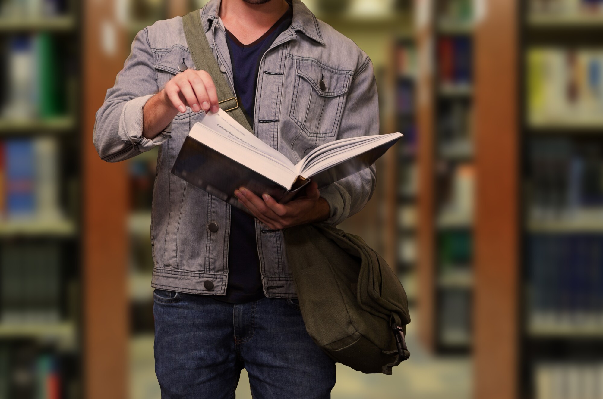 Библиотека студента медицинского. Студент с книгами. Студенты в библиотеке. Человек с книжкой. Студенты с книжками.
